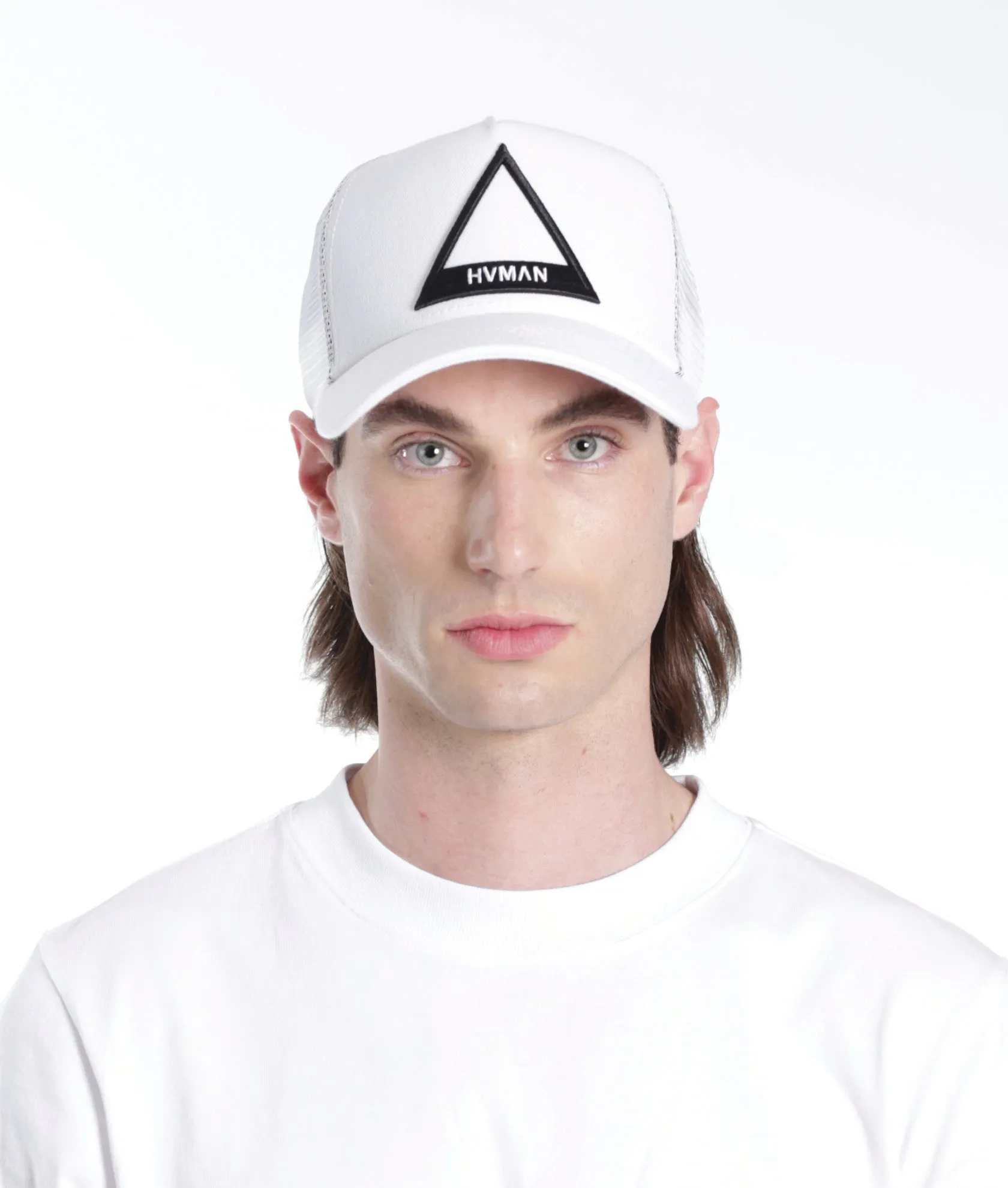 TRIANGE LOGO MESH TRUCKER CAP IN WHITE